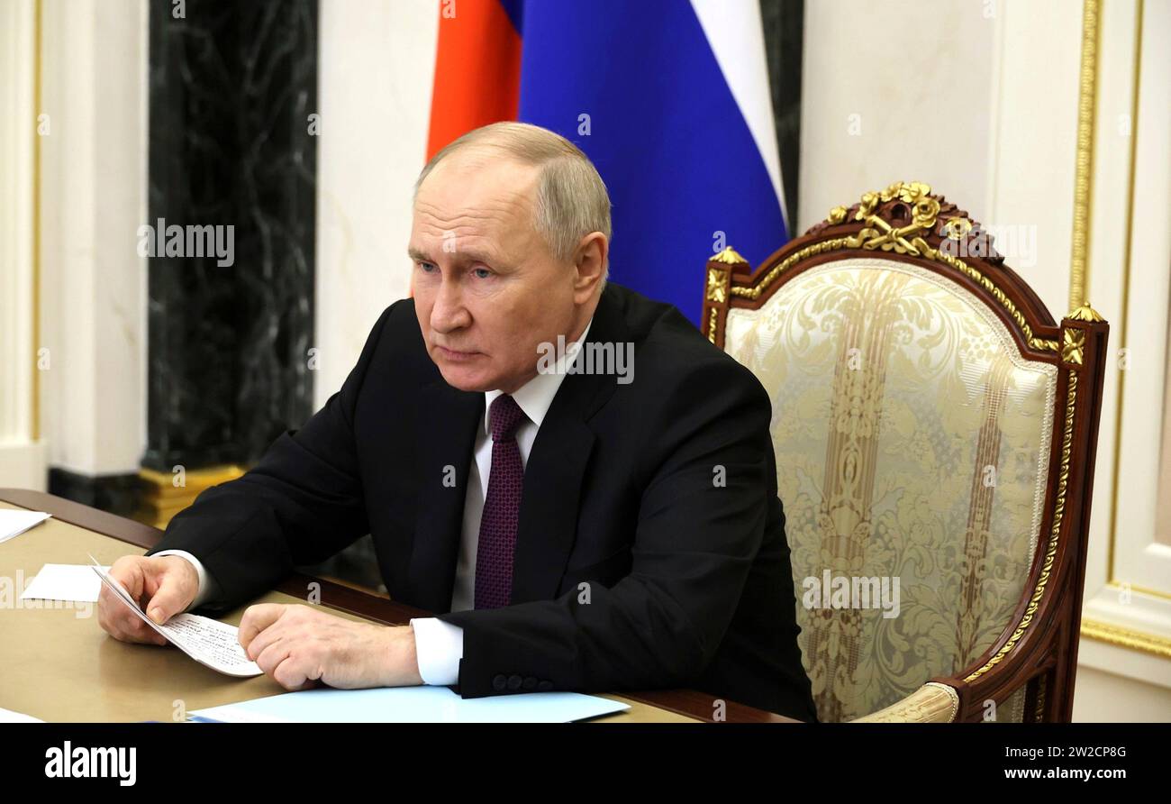 Moskau, Russland. Dezember 2023. Der russische Präsident Wladimir Putin leitet am 20. Dezember 2023 in Moskau eine Videokonferenz über den Ausbau des Eisenbahnnetzes der östlichen Betriebsdomäne und den Ausbau der Baikal-Amur-Hauptstrecke und der Transsibirischen Eisenbahn vom Kreml aus. Quelle: Mikhail Klimentyev/Kreml Pool/Alamy Live News Stockfoto