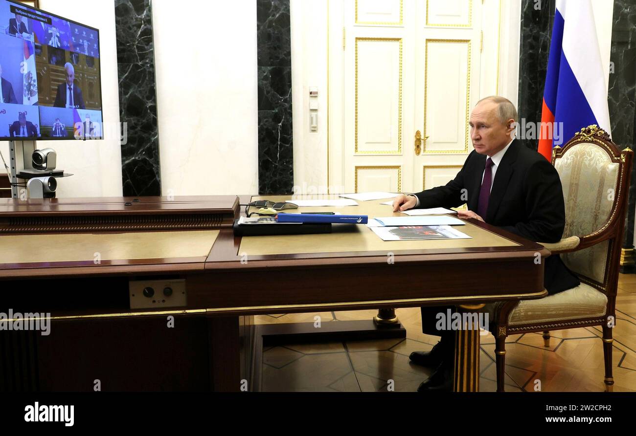 Moskau, Russland. Dezember 2023. Der russische Präsident Wladimir Putin leitet am 20. Dezember 2023 in Moskau eine Videokonferenz über den Ausbau des Eisenbahnnetzes der östlichen Betriebsdomäne und den Ausbau der Baikal-Amur-Hauptstrecke und der Transsibirischen Eisenbahn vom Kreml aus. Quelle: Mikhail Klimentyev/Kreml Pool/Alamy Live News Stockfoto