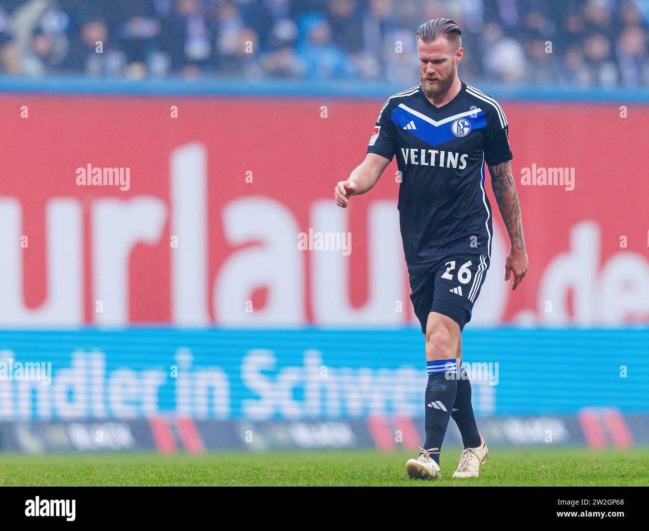 Rostock, Deutschland. Dezember 2023. firo: 10.12.2023, Fußball, 1. Liga, 1. Bundesliga, Saison 2023/2024, FC Hansa Rostock - FC Schalke 04 Tomas Kalas (FC Schalke 04) ganze Figur, Credit: dpa/Alamy Live News Stockfoto