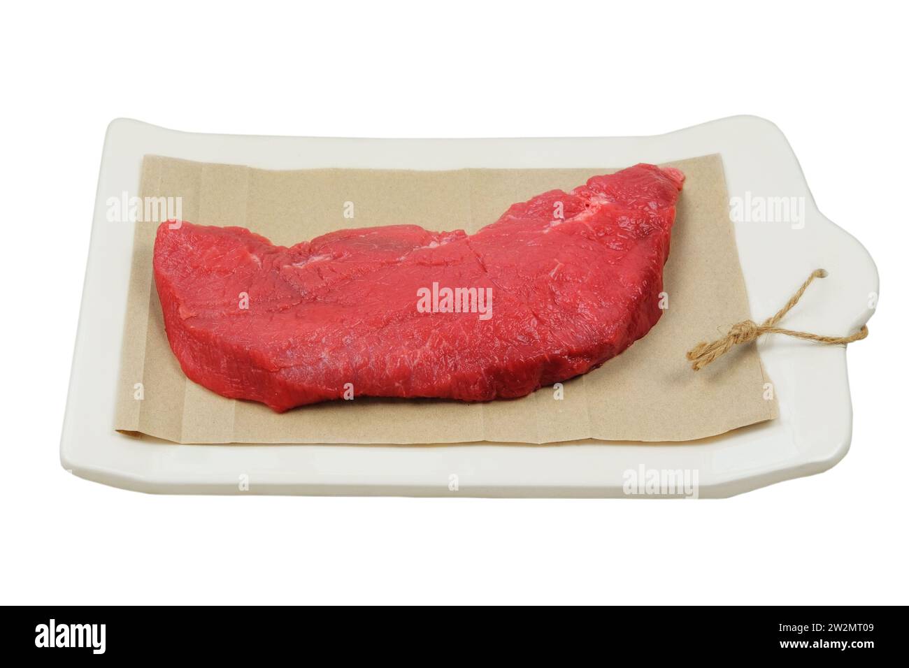 Rindfleisch auf einer Keramikplatte isoliert auf weißem Hintergrund. Rohes Fleisch zum Kochen. Fleisch zum Grillen. Stockfoto