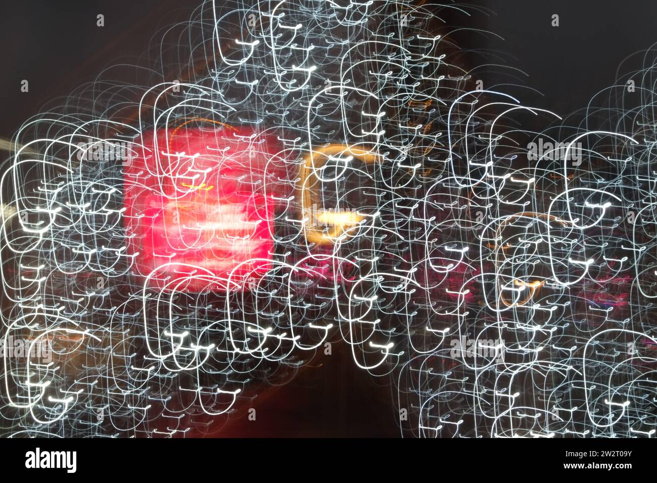 Abstraktes Lichtmuster aus Langzeitbelichtung von Weihnachtslichtern. Lichtspuren zeigen absichtliche Kamerabewegungen. Stockfoto