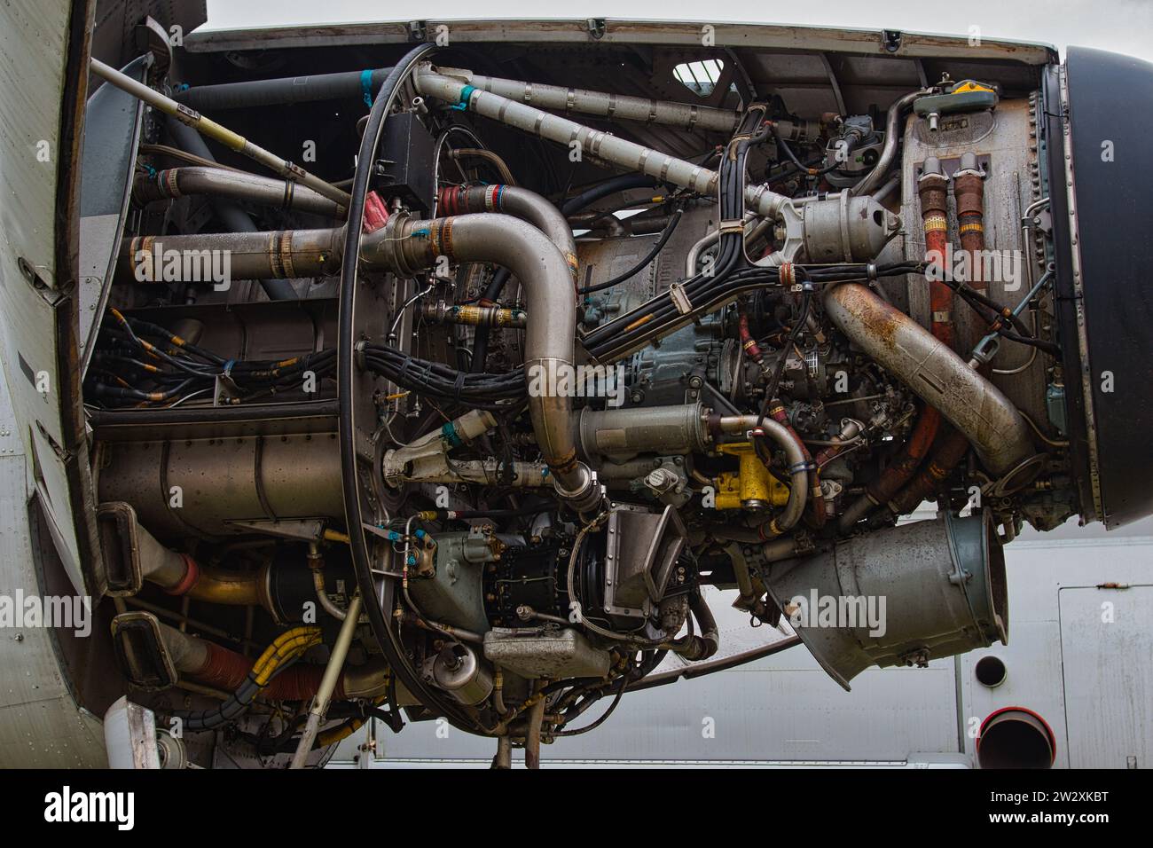 Flugzeugmotor mit vielen Rohren Stockfoto