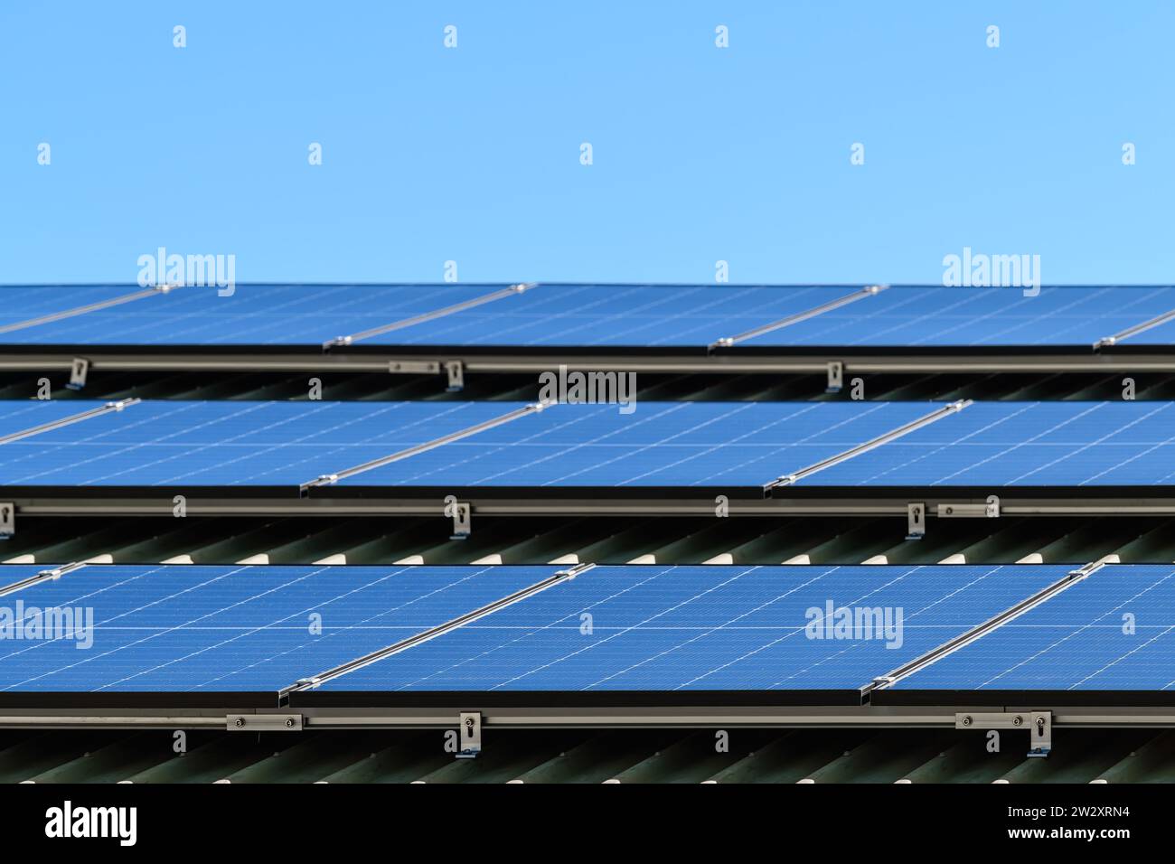 Neue Solarpaneele auf dem Dach eines Hauses in South Australia vor klarem blauem Himmel installiert Stockfoto