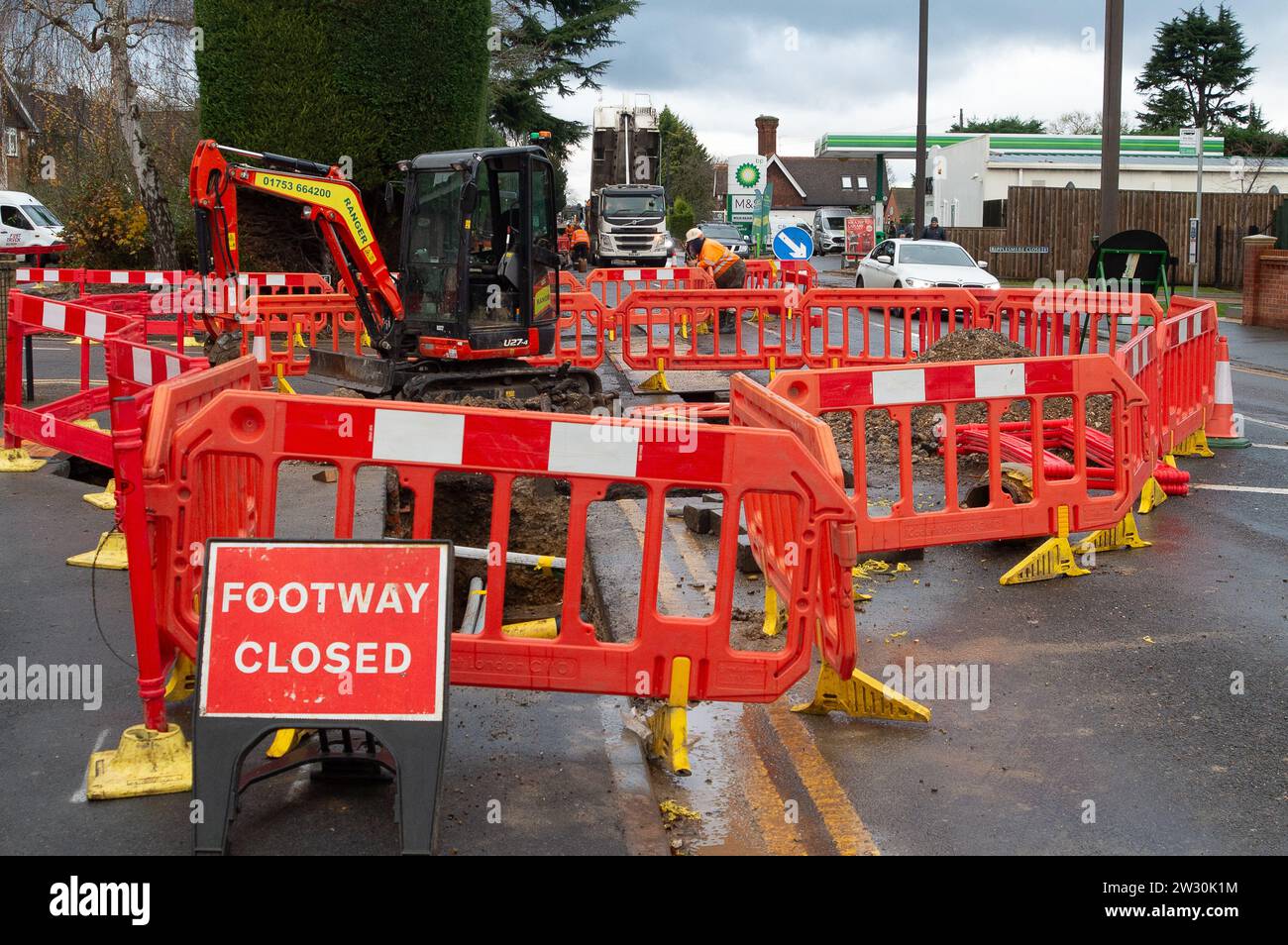 Old Windsor, Großbritannien. Dezember 2023. Gas Network, Cadent, ersetzt Gasleitungen entlang der Straight Road in Old Windsor, Berkshire. Die Ampeln verursachen Verzögerungen in der Gegend, und die Arbeiten werden voraussichtlich bis 2024 fortgesetzt. Kredit: Maureen McLean/Alamy Stockfoto