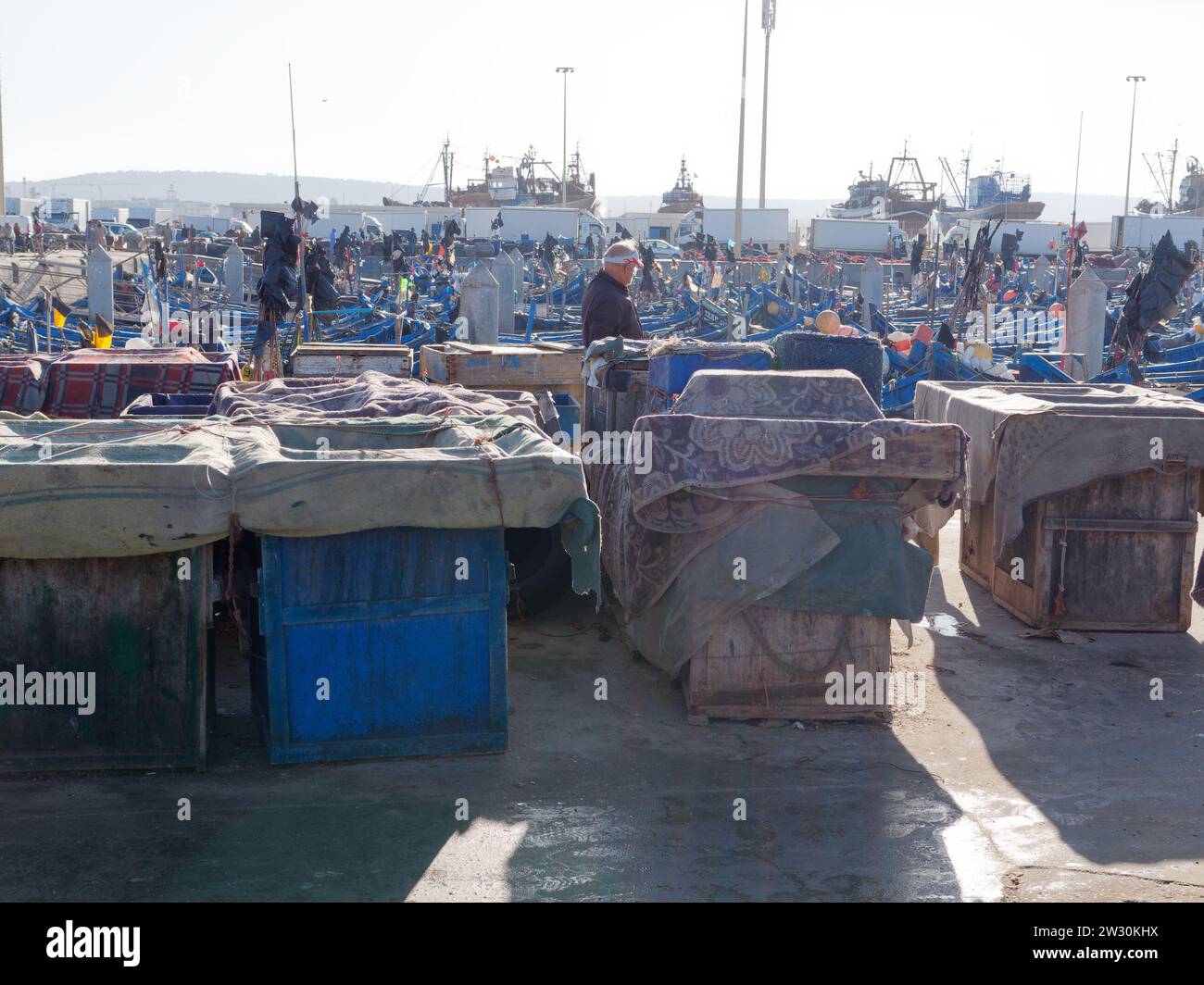 Kisten mit Haifischnetzen mit Fischerbooten im Hafen von Essaouira, der „windigen Stadt“, Marokko. Dezember 2023 Stockfoto