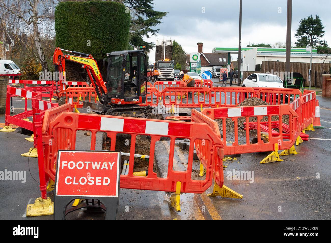 Old Windsor, Großbritannien. Dezember 2023. Gas Network, Cadent, ersetzt Gasleitungen entlang der Straight Road in Old Windsor, Berkshire. Die Ampeln verursachen Verzögerungen in der Gegend, und die Arbeiten werden voraussichtlich bis 2024 fortgesetzt. Kredit: Maureen McLean/Alamy Stockfoto