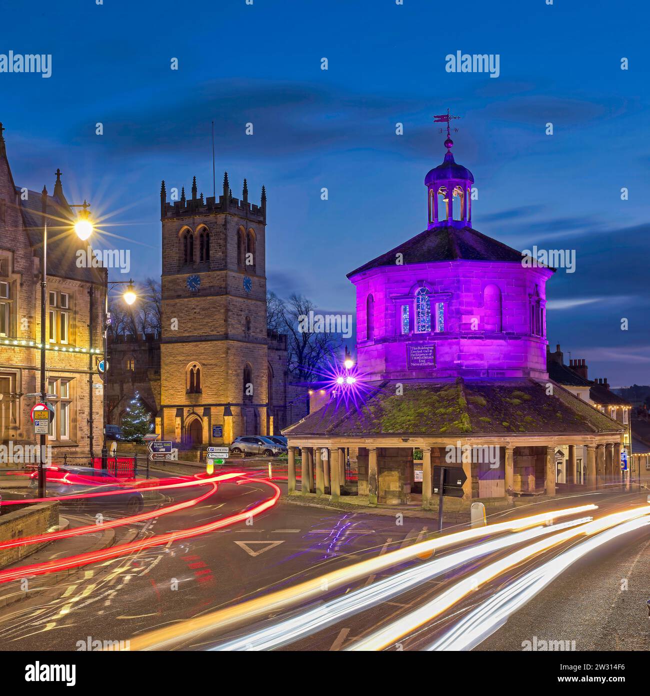 Blick in die Abenddämmerung auf Barnard Castle zur Weihnachtszeit mit Weihnachtslichtern und Dekoration mit Blick über das Market Cross und entlang der A67 Main Street Stockfoto