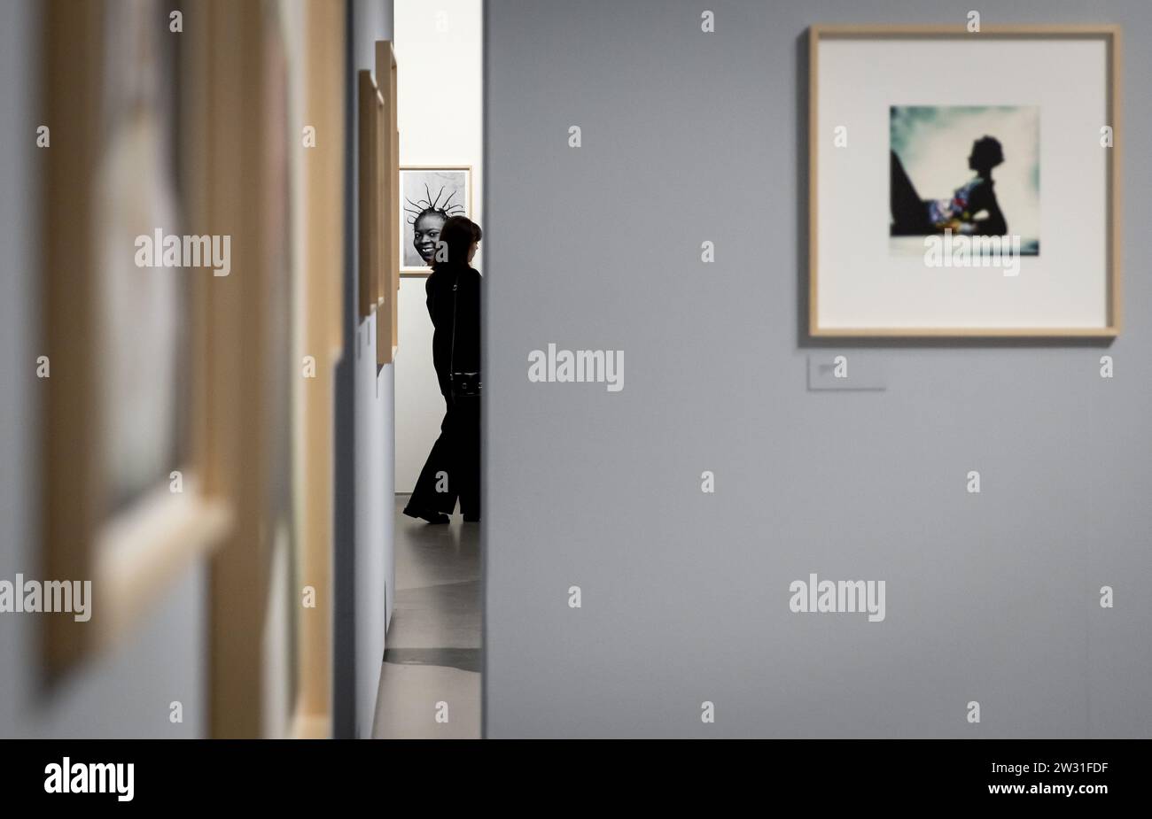 AMSTELVEEN - Presseschau der Ausstellung MOØDe von Anton Corbijn im Cobra Museum für Moderne Kunst In der Ausstellung präsentiert der Fotograf und Filmemacher Fotos aus seinem umfangreichen Werk, in dem er den Übergang zwischen Fotografie und Modewelt erforscht. ANP KOEN VAN WEEL niederlande aus - belgien aus Stockfoto