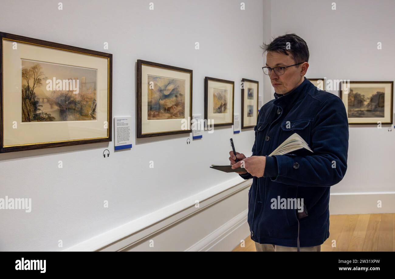 Edinburgh, Vereinigtes Königreich. 21. Dezember 2023: Der lokale Künstler Mark Kirkham, auch bekannt als der Edinburgh Sketcher, kreiert seine eigenen Eindrücke von der Ausstellung. Die sehnsüchtig erwartete jährliche Ausstellung der Aquarelle von J.M.W. Turner findet zwischen dem 1. Januar 2024 und dem 31 2024. Januar statt. Fast 40 Werke werden zu sehen sein, darunter dramatische Landschaften aus dem Himalaya, den Schweizer Alpen und der Insel Skye. Diese faszinierende Ausstellung reist durch Großbritannien, Europa und darüber hinaus und fängt das Leben und die Karriere dieses geliebten Künstlers ein. Kredit: Rich Dyson/Alamy Stockfoto