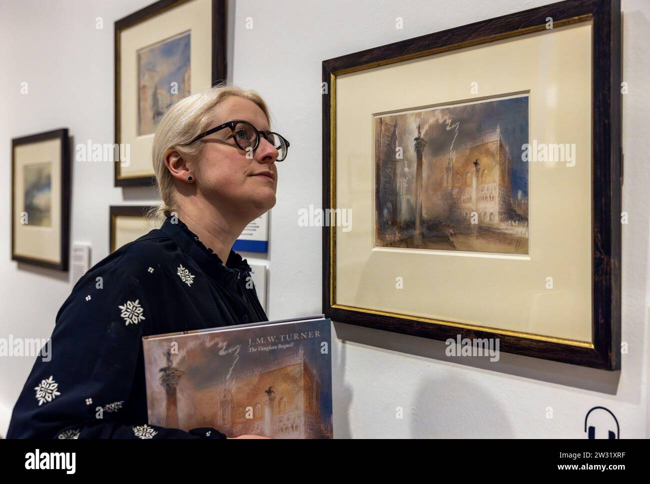 Edinburgh, Vereinigtes Königreich. 21. Dezember 2023 im Bild: Senior Kuratorin Charlotte Topsfield, Rezension der Ausstellung einschließlich der Piazzetta, Venedig, 1840 von JMW Turner. Die sehnsüchtig erwartete jährliche Ausstellung der Aquarelle von J.M.W. Turner findet zwischen dem 1. Januar 2024 und dem 31 2024. Januar statt. Fast 40 Werke werden zu sehen sein, darunter dramatische Landschaften aus dem Himalaya, den Schweizer Alpen und der Insel Skye. Diese faszinierende Ausstellung reist durch Großbritannien, Europa und darüber hinaus und fängt das Leben und die Karriere dieses geliebten Künstlers ein. Quelle: Rich Dyson/Alam Stockfoto