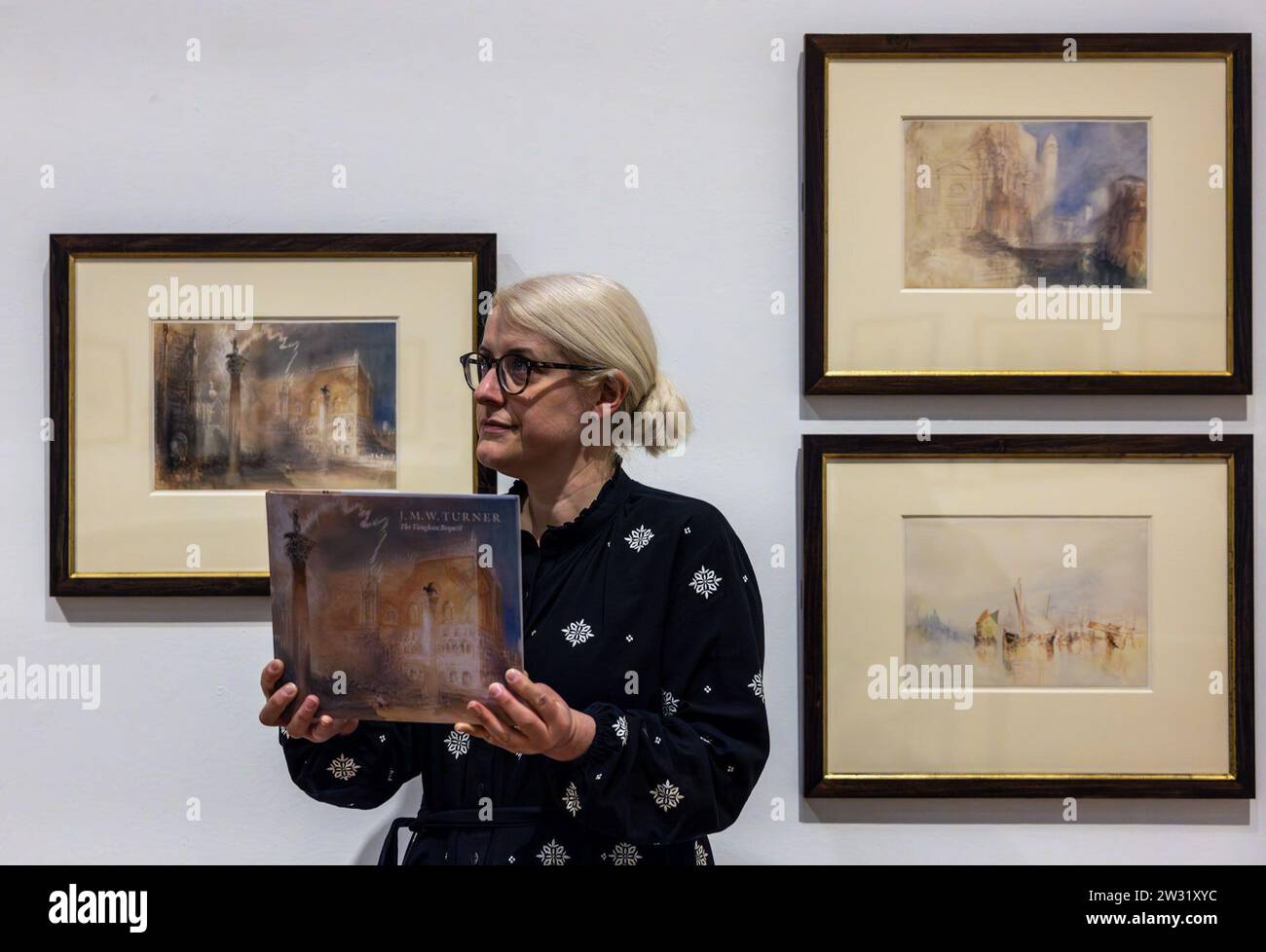 Edinburgh, Vereinigtes Königreich. 21. Dezember 2023 im Bild: Senior Kuratorin Charlotte Topsfield, Rezension der Ausstellung, einschließlich der Piazzetta, Venedig, 1840 von JMW Turner. Die sehnsüchtig erwartete jährliche Ausstellung der Aquarelle von J.M.W. Turner findet zwischen dem 1. Januar 2024 und dem 31 2024. Januar statt. Fast 40 Werke werden zu sehen sein, darunter dramatische Landschaften aus dem Himalaya, den Schweizer Alpen und der Insel Skye. Diese faszinierende Ausstellung reist durch Großbritannien, Europa und darüber hinaus und fängt das Leben und die Karriere dieses geliebten Künstlers ein. Quelle: Rich Dyson/Alam Stockfoto