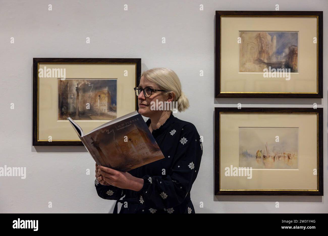 Edinburgh, Vereinigtes Königreich. 21. Dezember 2023 im Bild: Senior Kuratorin Charlotte Topsfield, Rezension der Ausstellung, einschließlich der Piazzetta, Venedig, 1840 von JMW Turner. Die sehnsüchtig erwartete jährliche Ausstellung der Aquarelle von J.M.W. Turner findet zwischen dem 1. Januar 2024 und dem 31 2024. Januar statt. Fast 40 Werke werden zu sehen sein, darunter dramatische Landschaften aus dem Himalaya, den Schweizer Alpen und der Insel Skye. Diese faszinierende Ausstellung reist durch Großbritannien, Europa und darüber hinaus und fängt das Leben und die Karriere dieses geliebten Künstlers ein. Quelle: Rich Dyson/Alam Stockfoto