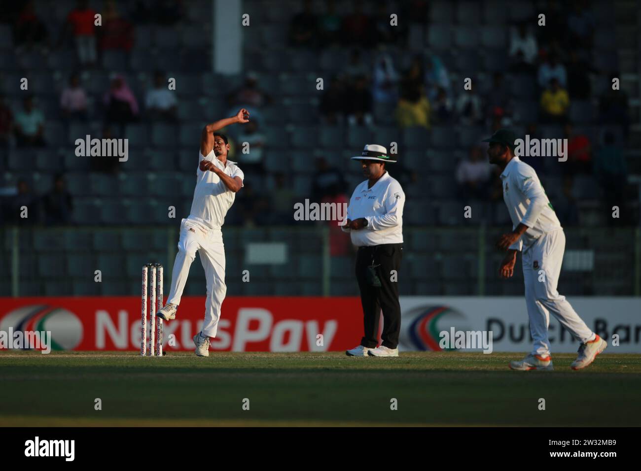 Bangladeshi Spine Bowler Taijul Islam Bowls während des Bangladesch-Neuseeland First Test Day Four im Sylhet International Cricket Stadium in Lakkatura, Bang Stockfoto