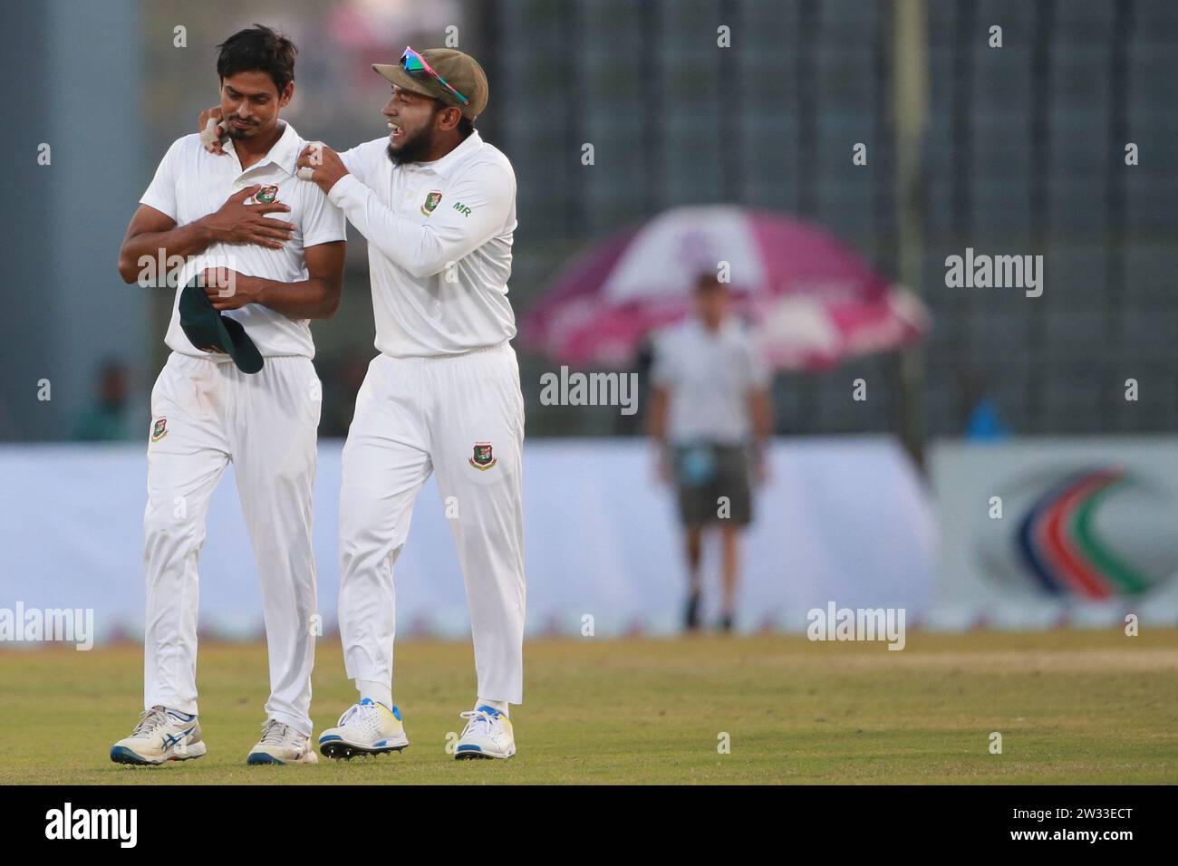 Der Bangladeschische Spine Bowler Taijul Islam (L) feiert, wie Musfiqur Rahim während des vierten Bangladesch-Neuseeland Testtages im Sylhet Internati zusieht Stockfoto