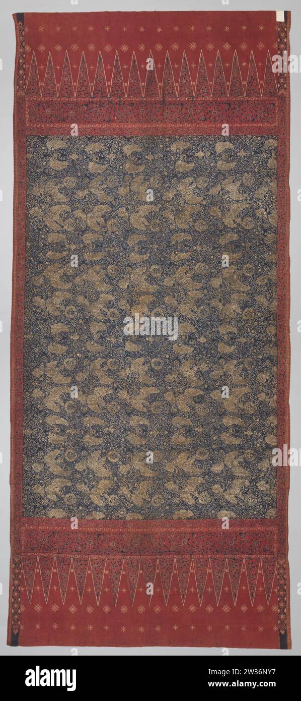 Hüfttuch mit Vögeln und floralen Motiven in Batik, Anonym, vor 1940 rechteckiges Baumwolltuch, beides nicht von kurzen Seiten umgeben (soll in eine Röhre genäht werden?). Die Farben des Tuchs sind natürlich, hellbraun, rot, dunkelblau und schwarz. Motive wurden mit Hilfe von Batiktechniek angewendet. Die beiden Enden des Stoffes haben einen roten Hintergrund mit schmalen Motiven, eine Reihe von Trompalen und lose Blumenmuster in Natur, Rot und Dunkelblau. Der Rest des Stoffes hat einen dunkelblauen Hintergrund mit Motiven (Pflanzen- und Vogelmotive in Natur, Hellbraun und Schwarz). Die Ränder dieses Mittelfeldfeldes sind Stockfoto