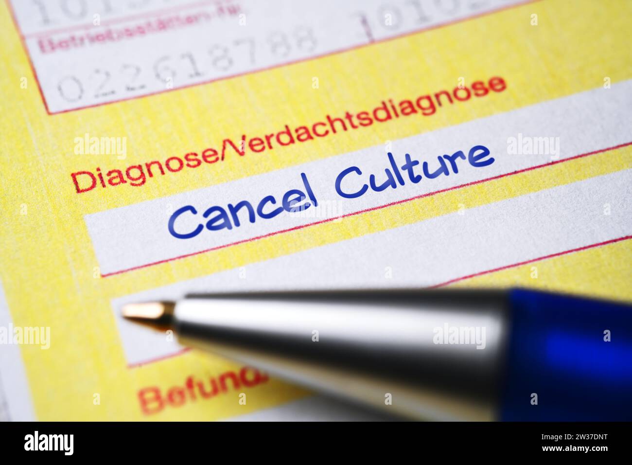 FOTOMONTAGE, Ärztlicher Überweisungsschein mit Diagnose Cancel Culture Stockfoto
