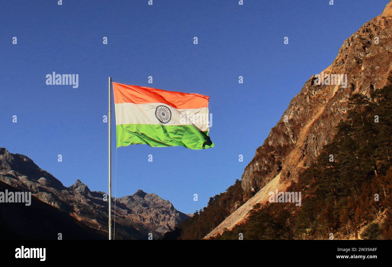 indische Flagge fliegt über dem Himmel nahe der Grenze zu indien china (mcmahon Linie) im Gebiet tawang von arunachal pradesh, Nordosten indiens Stockfoto