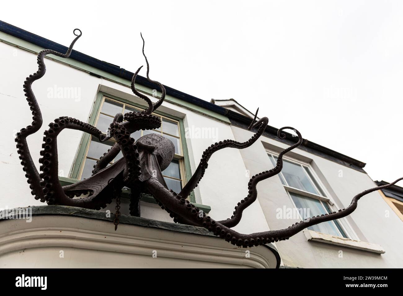 Oktopusskulptur, Oktopus, Skulptur, Riesen-Oktopus, Riesen, riesiger Metallkraken, Appledore Village, Appledore, Stockfoto