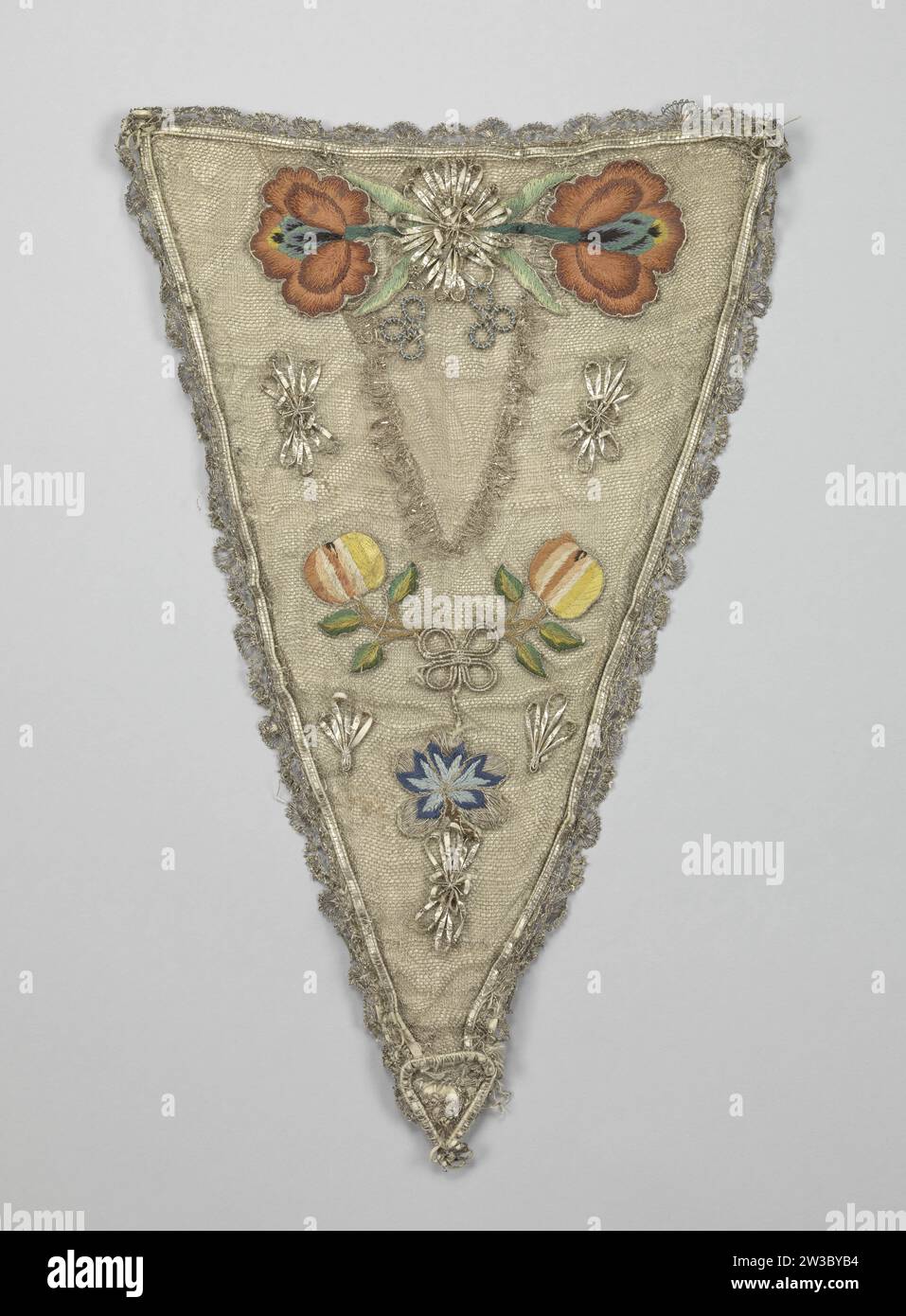 Devant-de-Gorge oder dreieckiges Bruststück aus silbernem Tüll, auf dem bunte, gestickte Seidenblumenapplikationen und -Schleifen aus Silber, rundum mit silberner Seite, anonym, ca. 1750 - c. 1775 Ein Devant-de-Gorge oder dreieckiger Bruststück aus silbernem Tüll, auf dem mehrfarbige, gestickte Seidenblumenapplikationen und silberne Bögen angebracht sind; rundum mit silberner Seite. Modell: Langes Dreieck, das in einem herzförmigen Ornament endet. Der Umfang ist durch eine Pergamentkante mit Silber gekennzeichnet. Mit cremefarbener Seide gefüttert und mit sechs schwarzen Metallknöpfen ausgestattet. Dekoration: Eine kleine Rosette aufgewunden - Stockfoto