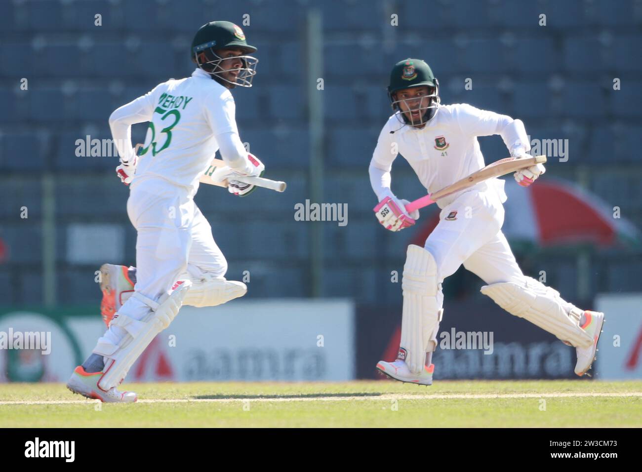 Der Bangladeschische Batter Mushfiqur Rahim (R) und Mehidy Hasan Miraz (L) laufen zwischen Wicket während des vierten Testtages Bangladesch-Neuseeland in Sylhet Inter Stockfoto
