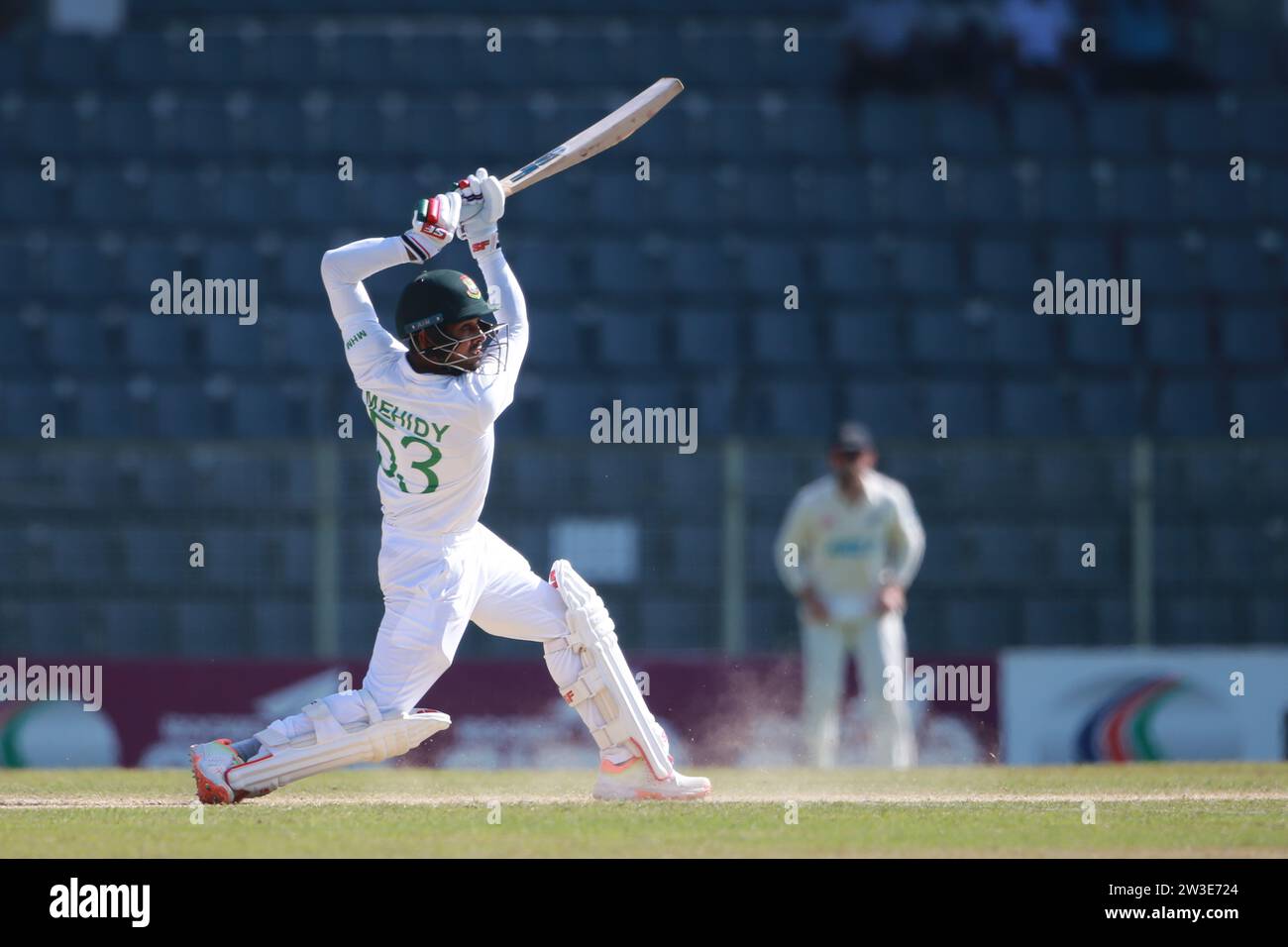 Der Bangladesche Batter Mehidy Hasan Miraz schlägt während des vierten Bangladesch-Neuseeland-Tests im Sylhet International Cricket Stadium, Lakkatura, Bangl Stockfoto