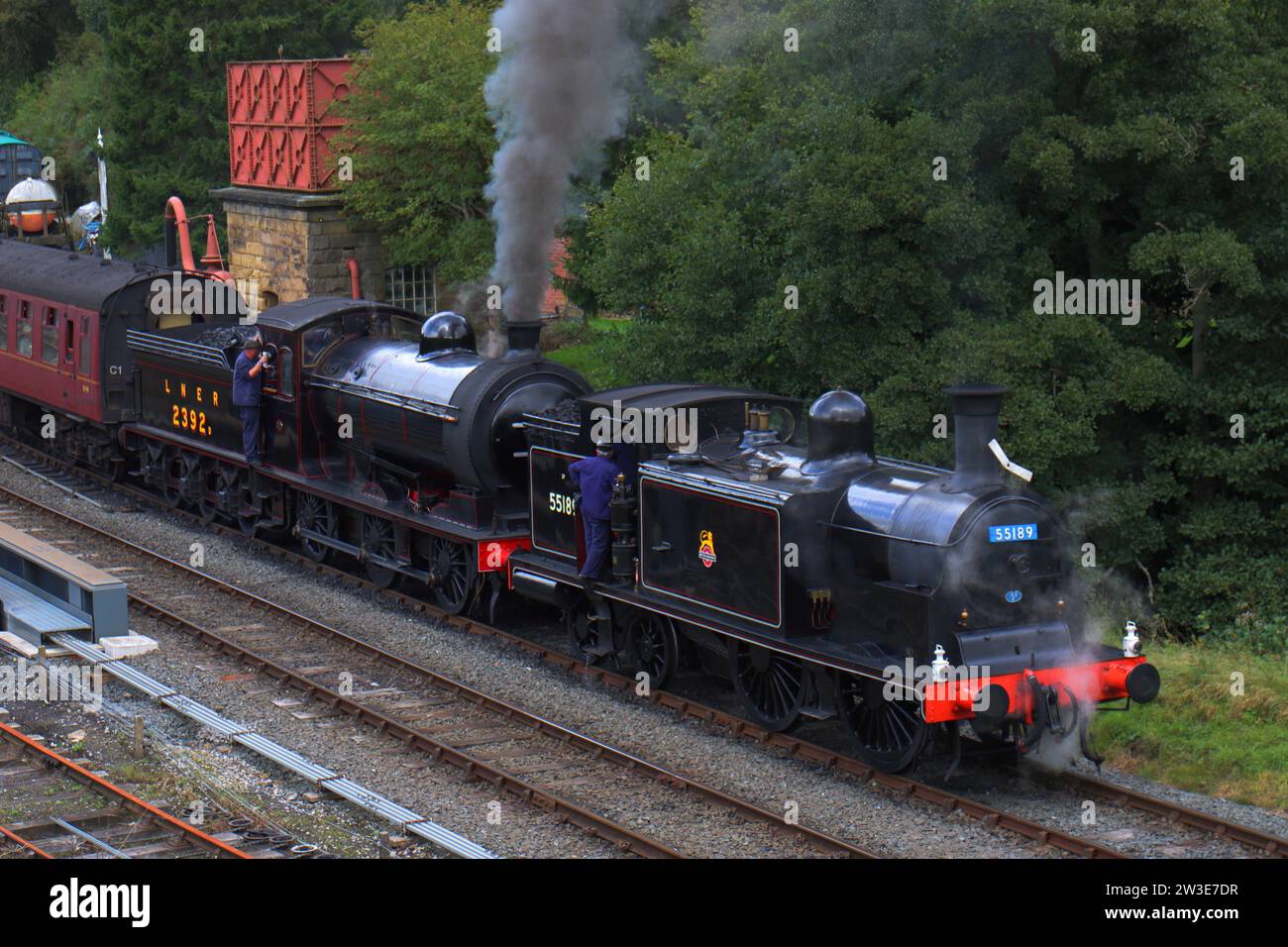 North Yorkshire Moors Railway, 50th Anniversary Steam Gala, 2023 – Lokomotiven 2392 und 55189 in Goathland Stockfoto