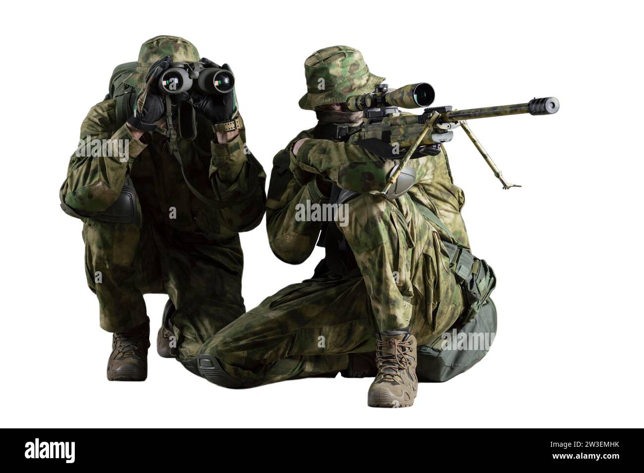 Eine Gruppe von Scharfschützen mit einem Nachtsichtgerät verfolgt das Ziel. Gemischte Medien Stockfoto