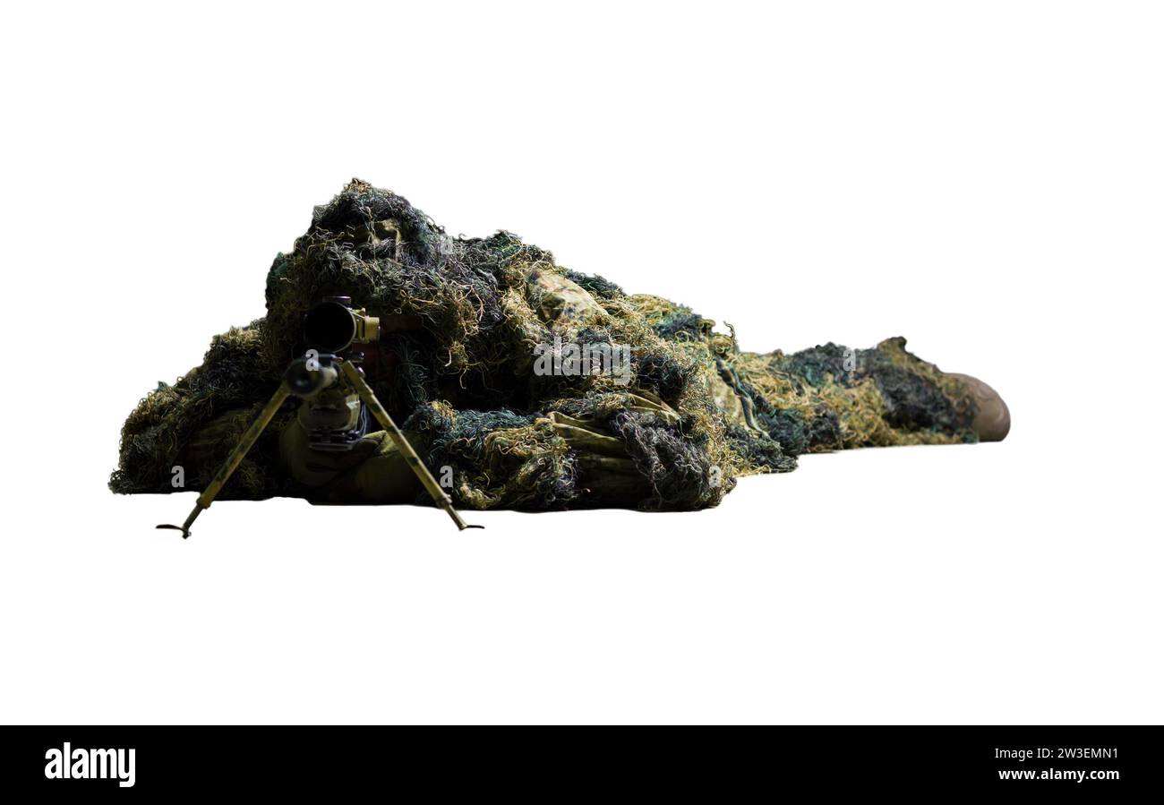 Der Scharfschütze in Tarnung liegt mit einem Scharfschützengewehr und zielt auf den teleskopischen Anblick. Gemischte Medien Stockfoto