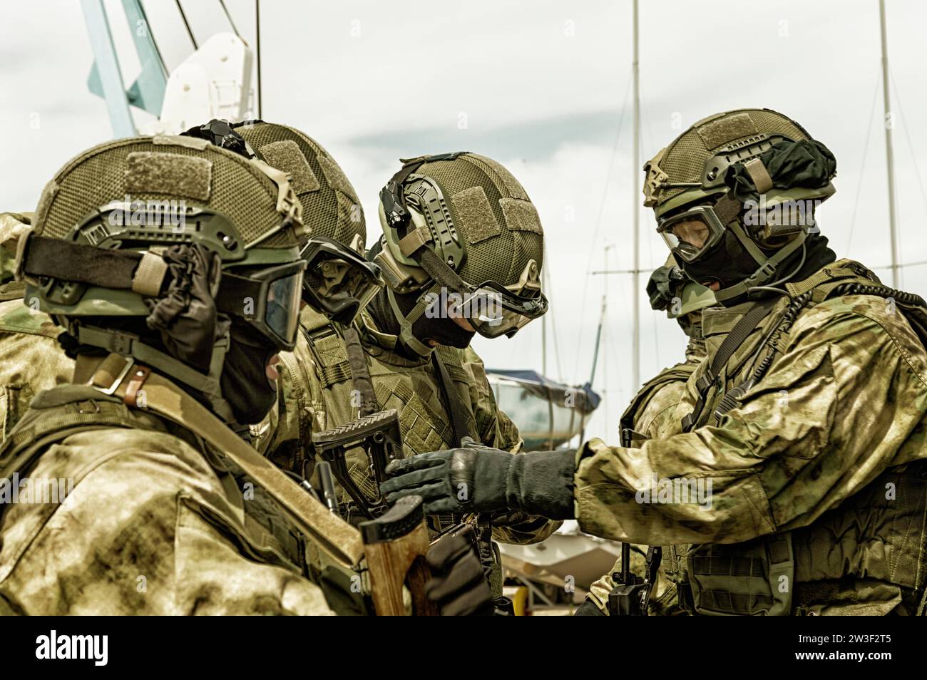 Der Kommandant der SWAT-Gruppe überprüft die Munition seiner Kämpfer bei einem Briefing. Das Konzept des Irakkrieges, politische Probleme. Gemischte Medien Stockfoto