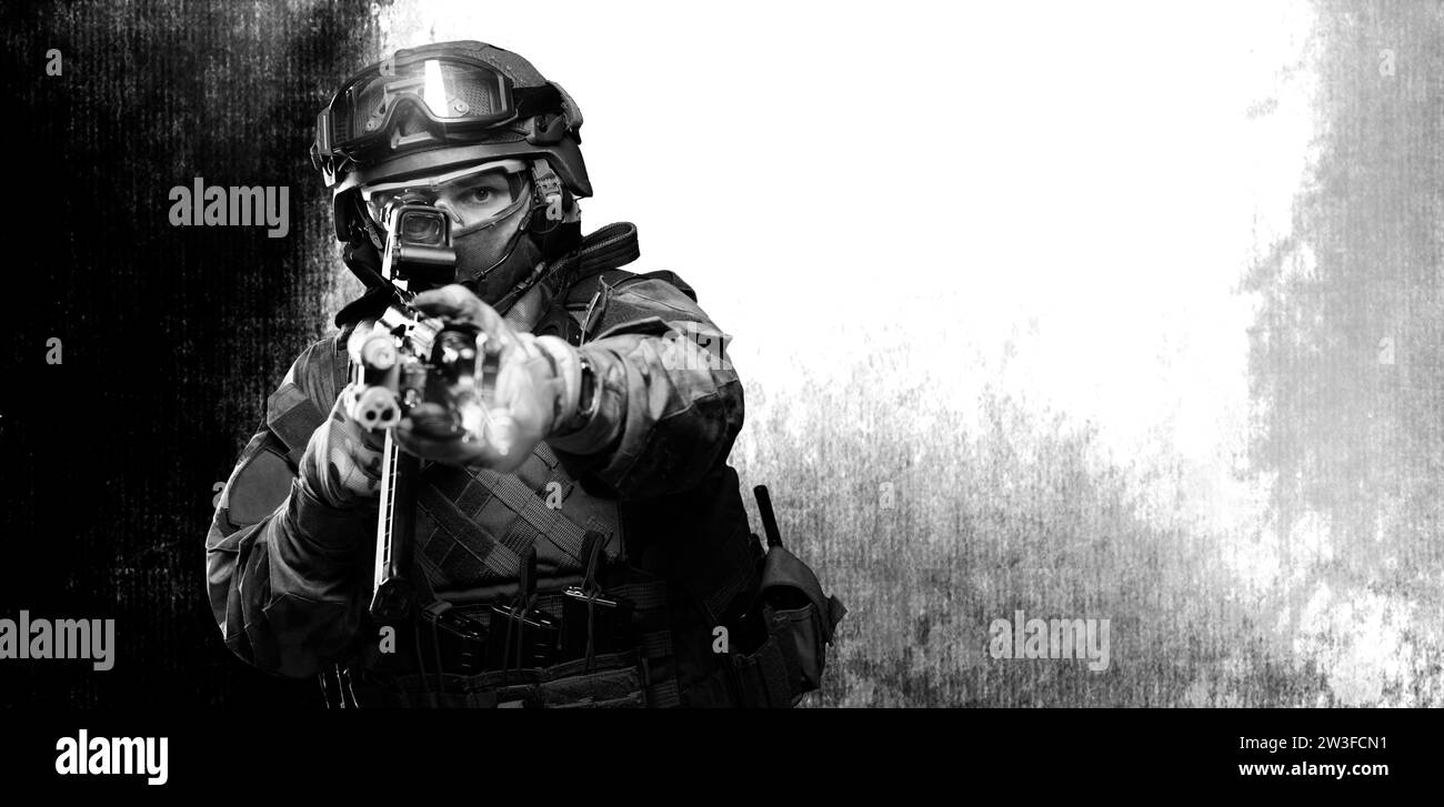 Porträt eines Soldaten der Spezialkräfte, der auf ein Kollimatorvisier eines Maschinengewehrs zielt. Das Konzept der militärischen Sondereinheiten. Computerspiele. Stockfoto