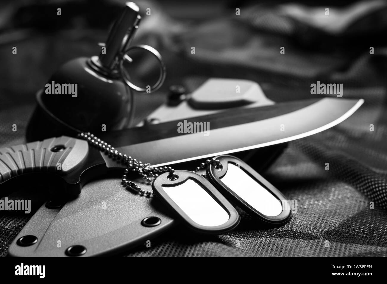 Militärmarken sind auf dem Messer. Das Konzept der Armee, des Krieges, des politischen Konflikts. Blick von oben. Gemischte Medien Stockfoto