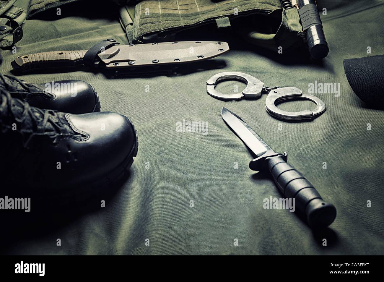 Militärausrüstung oder Spezialagenten-Ausrüstungskonzept flacher Lay-Hintergrund mit Kopierraum. Gemischte Medien Stockfoto