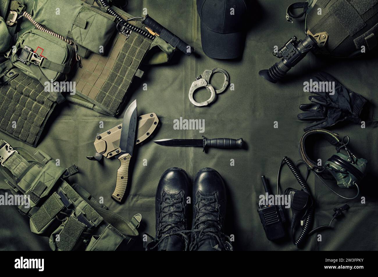 Militärausrüstung oder Spezialagenten-Ausrüstungskonzept flacher Lay-Hintergrund mit Kopierraum. Gemischte Medien Stockfoto