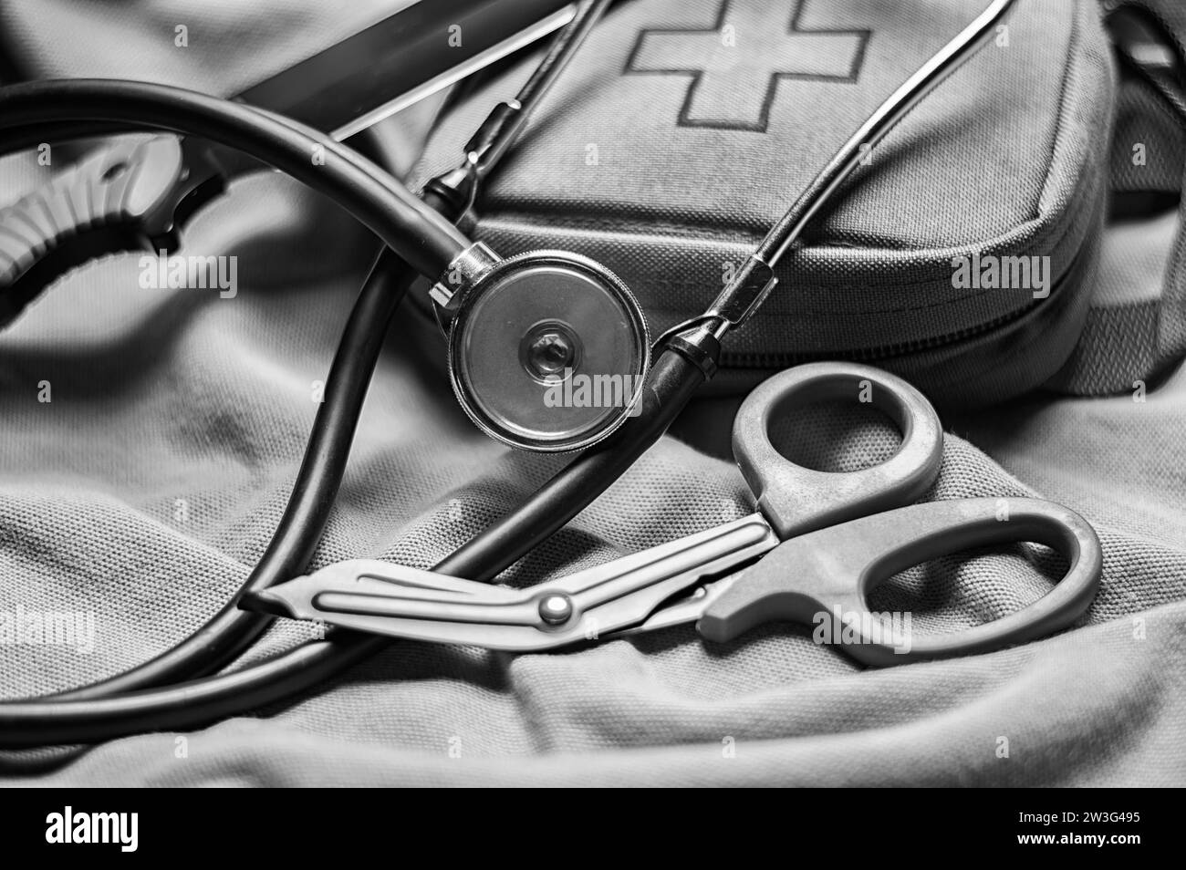 Stethoskop liegt auf der Uniform eines US-Soldaten. Das Konzept der Gesundheitsfürsorge, der Militärversicherung, der staatlichen Pflege. Draufsicht. Gemischte Medien Stockfoto