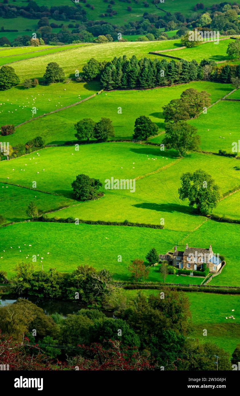 Blick auf Felder und Ackerland in der Nähe von Rainow in Cheshire England Großbritannien an der westlichen Grenze des Peak District mit Häusern am unteren Ende. Stockfoto