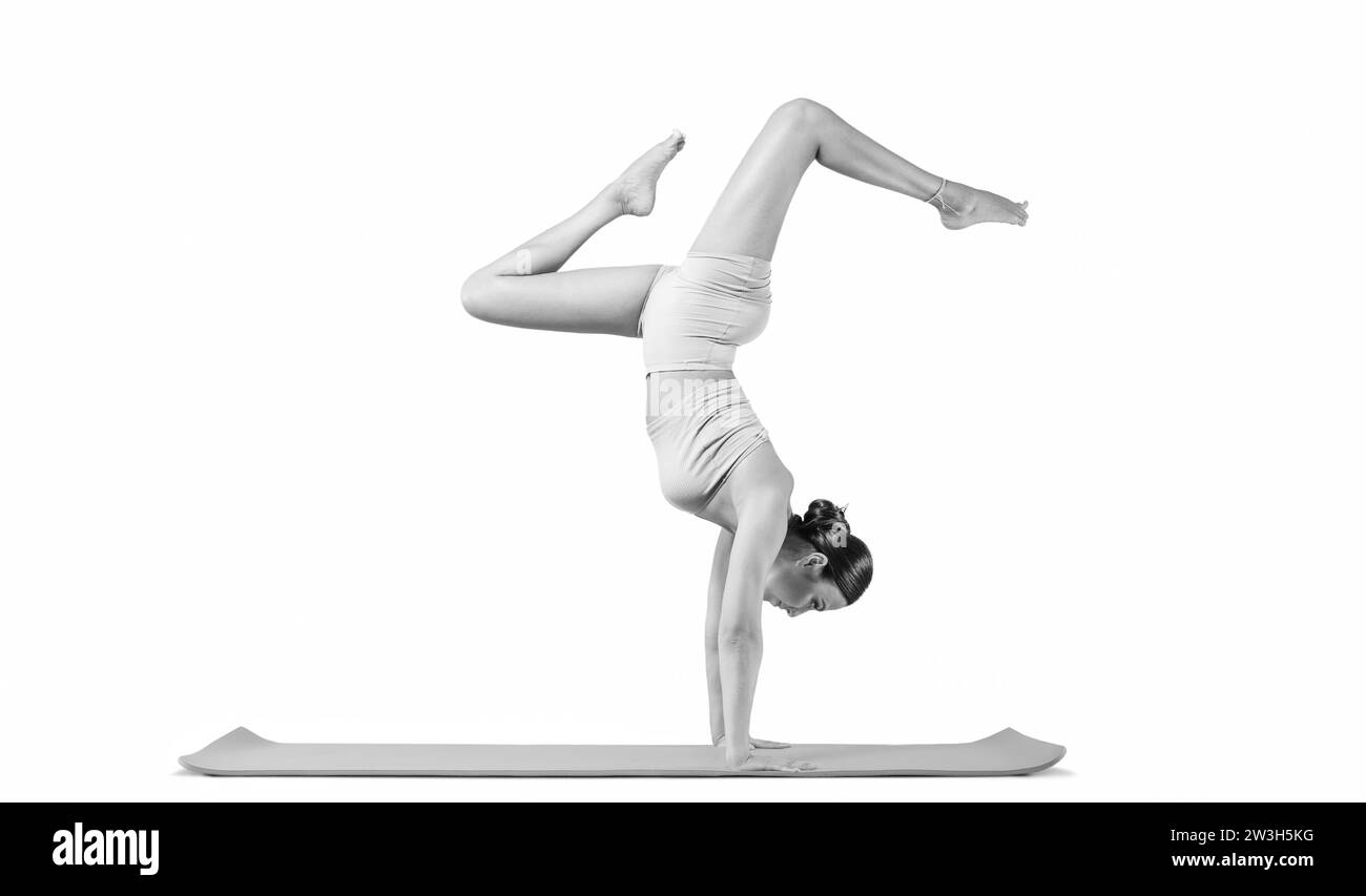 Sportliche junge Frau, die Yoga übt. Isoliert auf weißem Hintergrund. Das Konzept eines gesunden Lebensstils und des natürlichen Gleichgewichts zwischen Körper und Stockfoto
