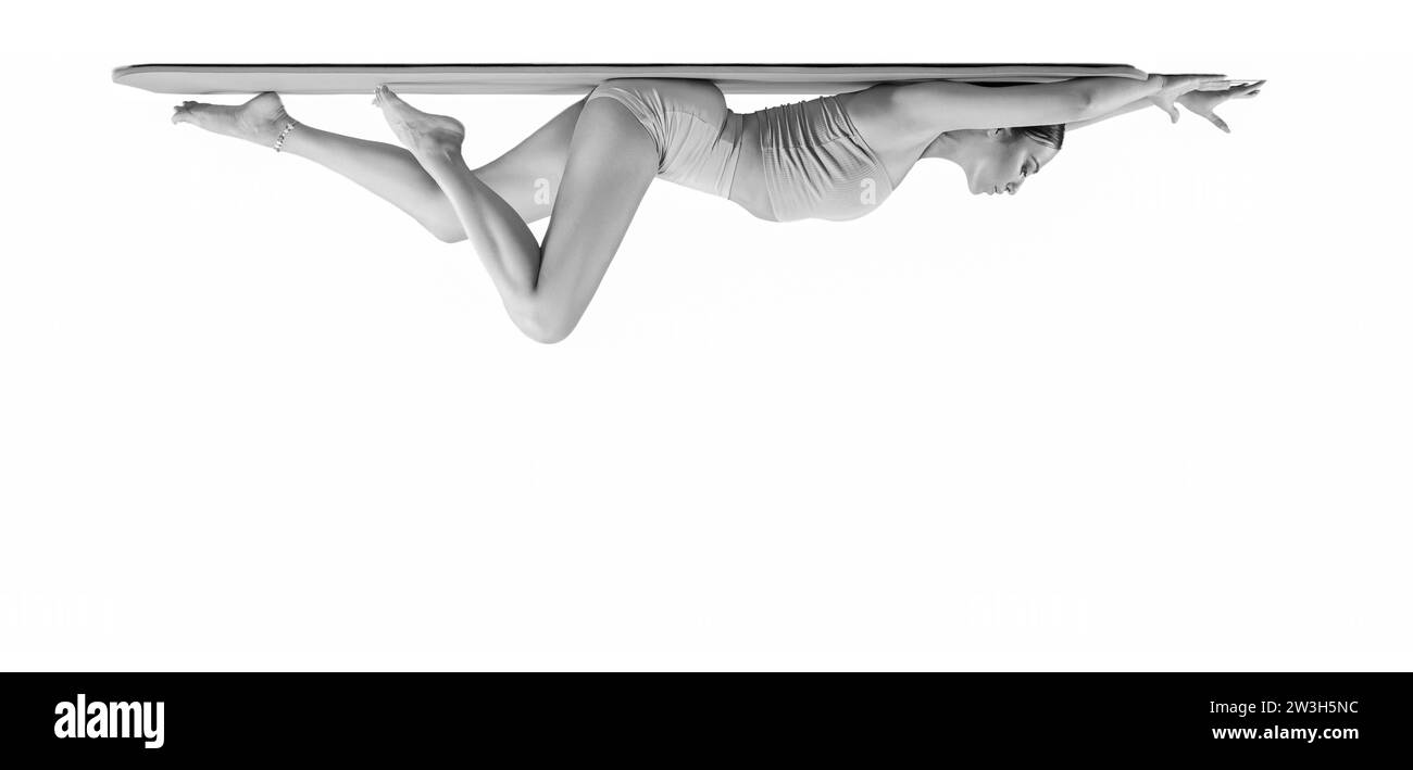 Umgedrehtes Schwarzweißfoto einer tantrischen Frau. Das Konzept des Yoga, Buddhismus, Hinduismus, spirituelle Praktiken. Gemischte Medien Stockfoto