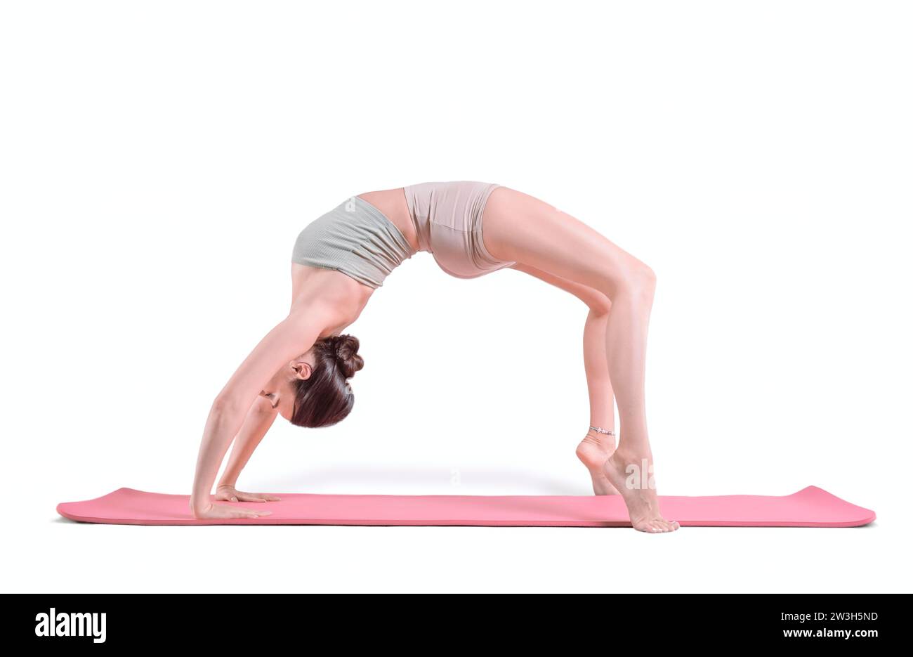 Sportliche junge Frau, die Yoga übt. Rückenablenkung. Isoliert auf weißem Hintergrund. Gemischte Medien Stockfoto