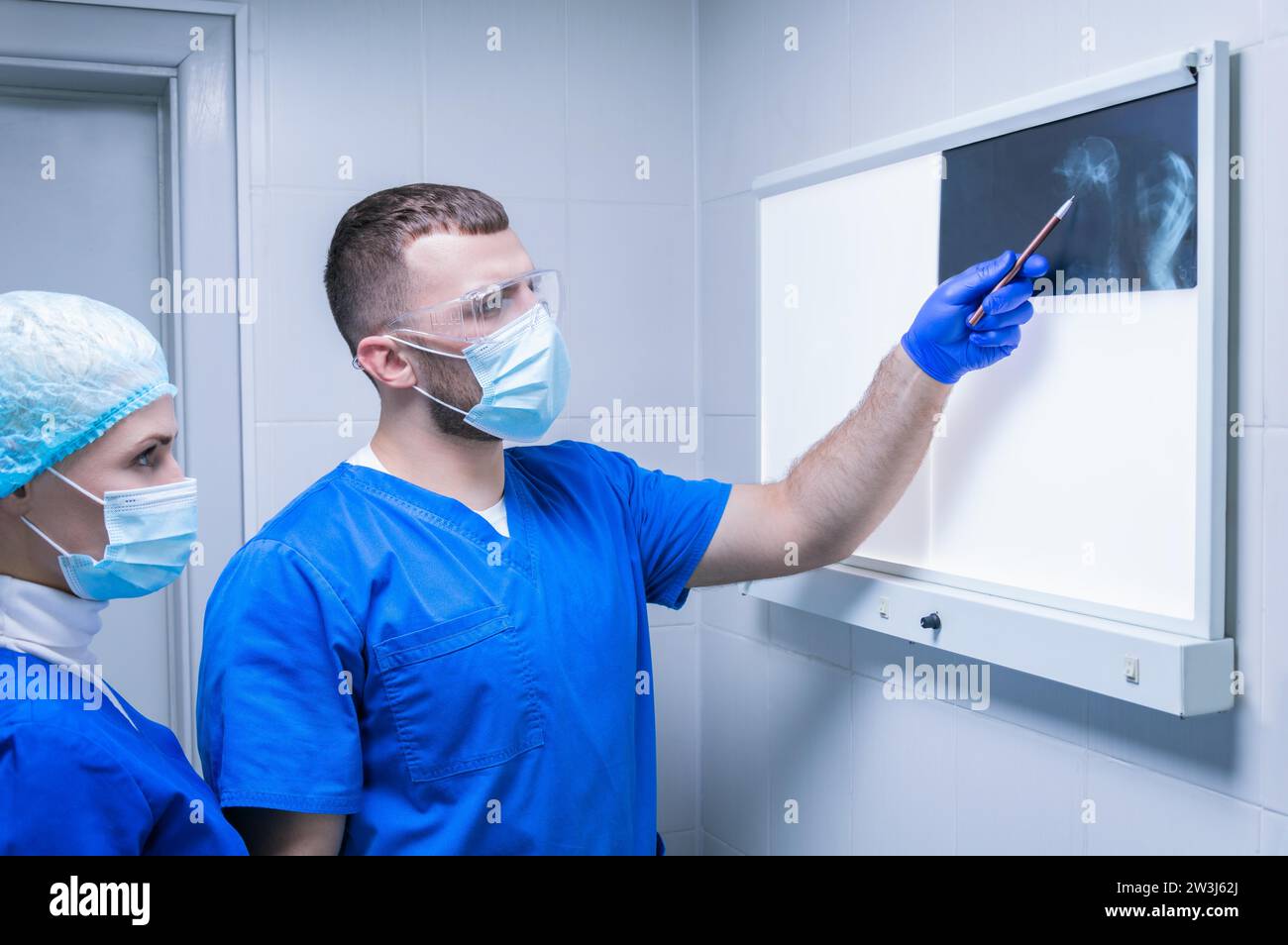 Zwei Ärzte untersuchen ein Röntgenbild. Radiologie. Medizinisches Konzept. Gemischte Medien Stockfoto