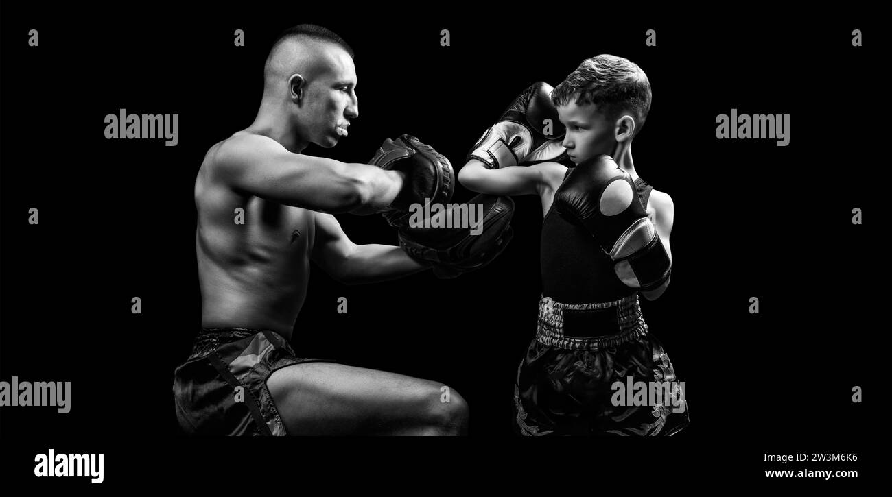 Thailändischer Boxtrainer, der mit seinem Schüler Punches übt. Kickboxkonzept, mma. Gemischte Medien Stockfoto