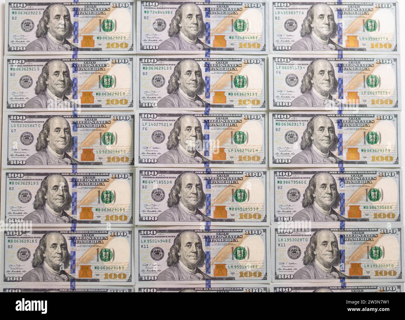 Hundert Dollar Scheine. Amerikanische Dollar in bar. Einhundert-Dollar-Scheine einlösen, hochauflösendes Dollarhintergrundbild. Gemischte Medien Stockfoto