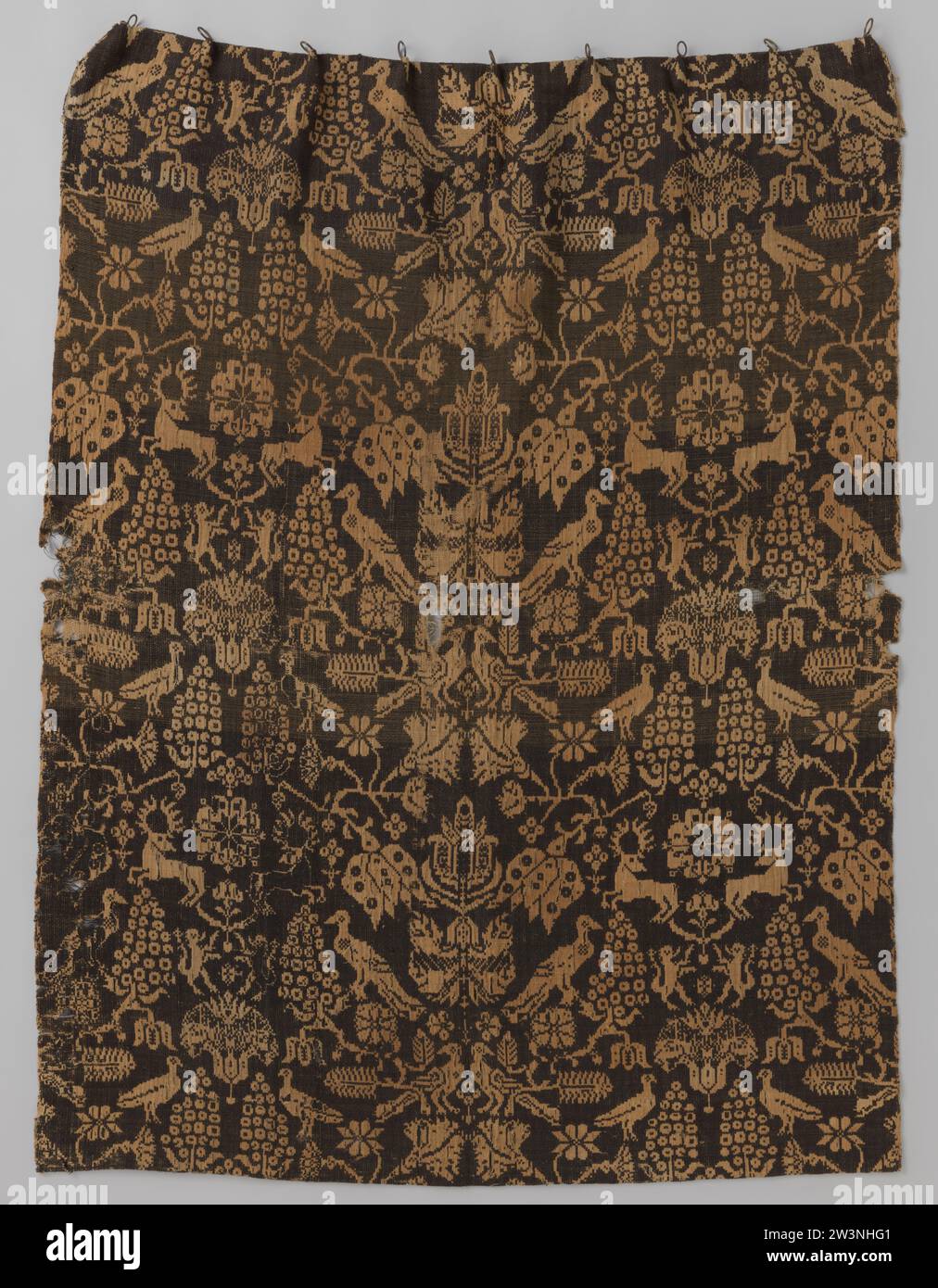 Bettvorhang aus 'beidwandigem' Gewebe in Schwarz-weiß , 1650 - 1700 Bettvorhang aus sogenanntem 'beidwandigem' Gewebe. Das Schwarzweiß-Muster ist unendlich und symmetrisch auf vertikalen Achsen. Die Zeichnung besteht aus Vögeln, Hirschen, Palmen, Nelken, Tulpen und Trauben. Die Textur ist ein doppeltes Gewebe, so dass auf der einen Seite das Muster schwarz auf schwarz auf der anderen Seite schwarz-weiß ist. Der Vorhang besteht aus Wolle und Leinen. Ostfrieslandwolle. Leinen (Material) Bettvorhang aus sogenanntem „beide Wände“-Gewebe. Das Schwarzweiß-Muster ist unendlich und symmetrisch auf vertikalen Achsen. Das Drawi Stockfoto