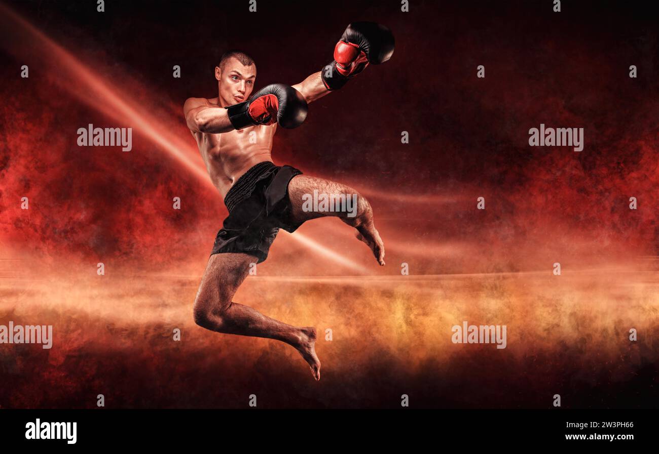 Professioneller Kickboxer springt mit gestrecktem Knie. Feurige Arena. Gemischte Kampfkunst. Sportkonzept Stockfoto