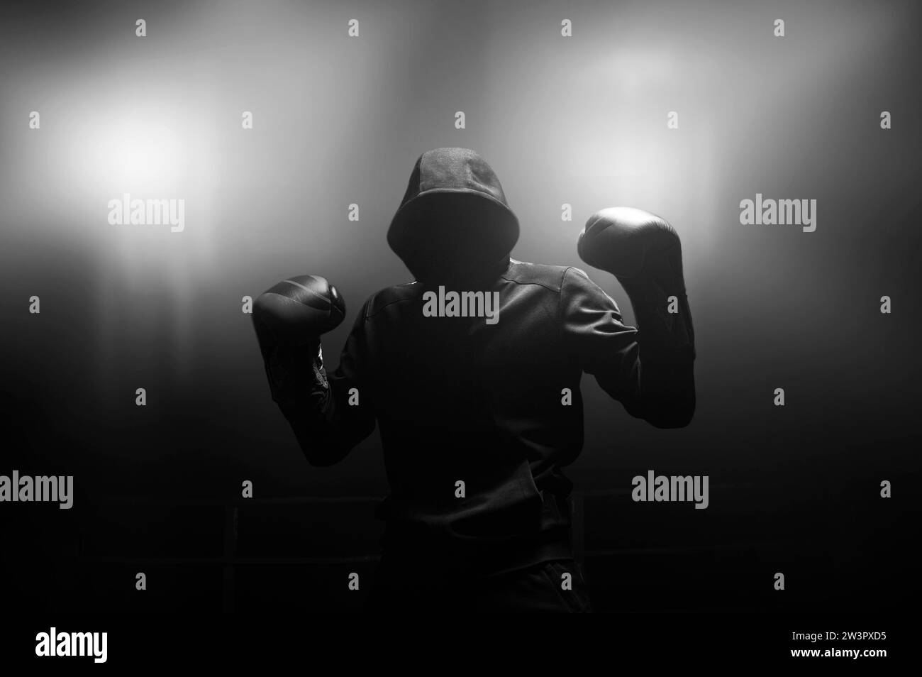 Ein Fighter ohne Gesicht steht mit erhobenen Händen. Das Konzept von Boxen, Kickboxen, mma, muay thai. Gemischte Medien Stockfoto