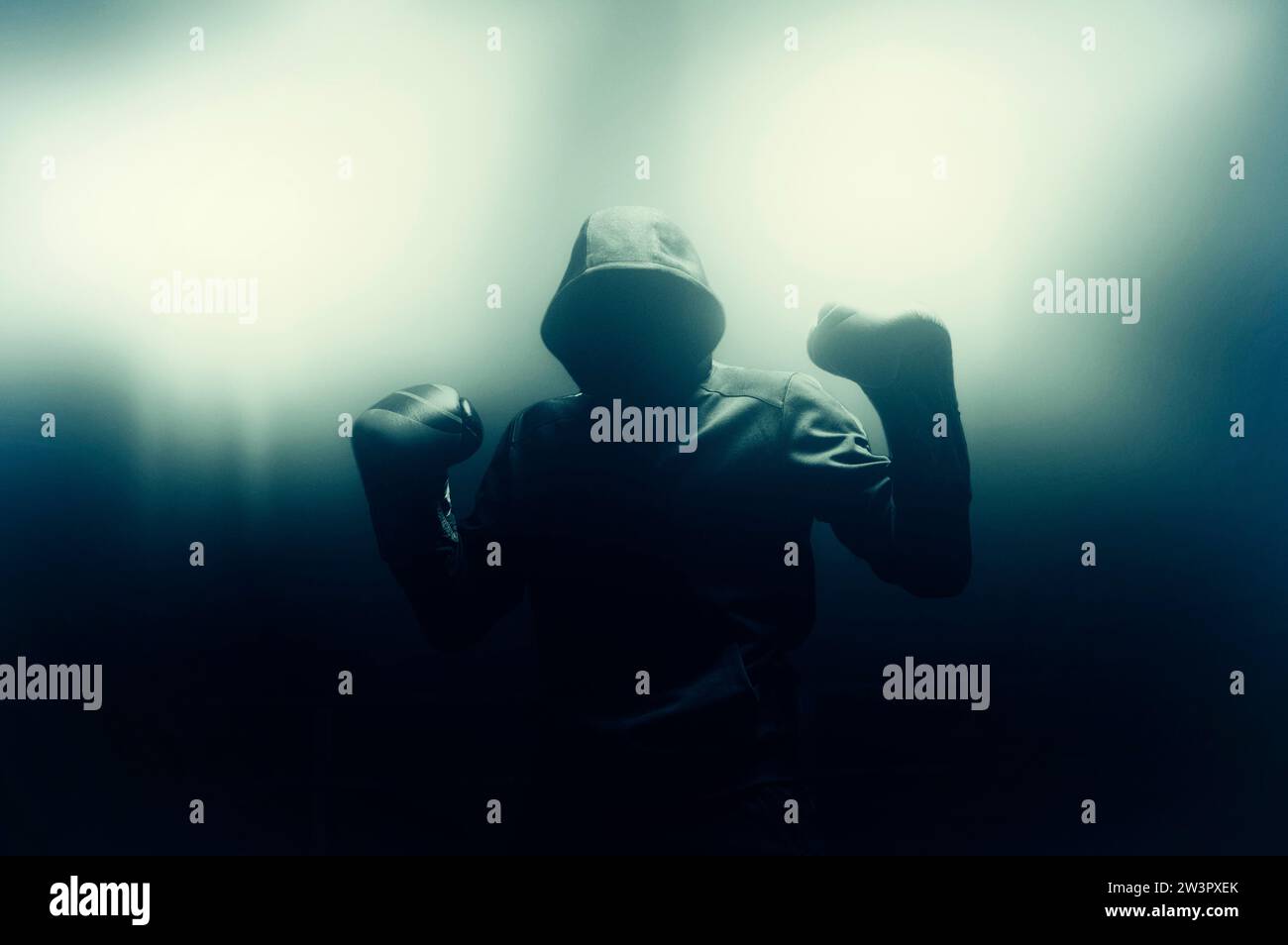 Boxer ist im Ring. Das Konzept von Sieg, Sport, Boxen, Kickboxen, mma, muay thai. Gemischte Medien Stockfoto