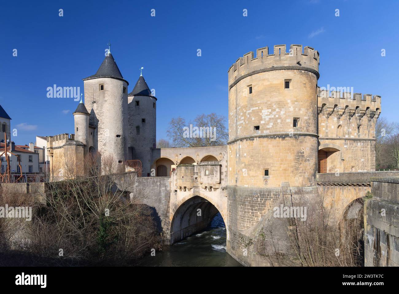 Metz, Frankreich - Blick auf das Deutsche Tor am Fluss la Seille, eine mittelalterliche Brückenburg und Stadttor in Metz. Stockfoto