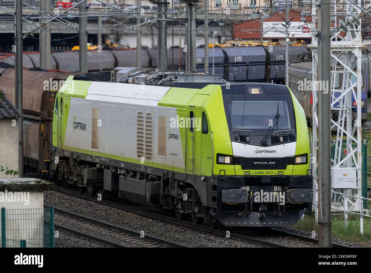 Nancy, Frankreich - Weiße und grüne Diesellokomotive Stadler EURO 4001 über den Bahnhof Nancy. Stockfoto