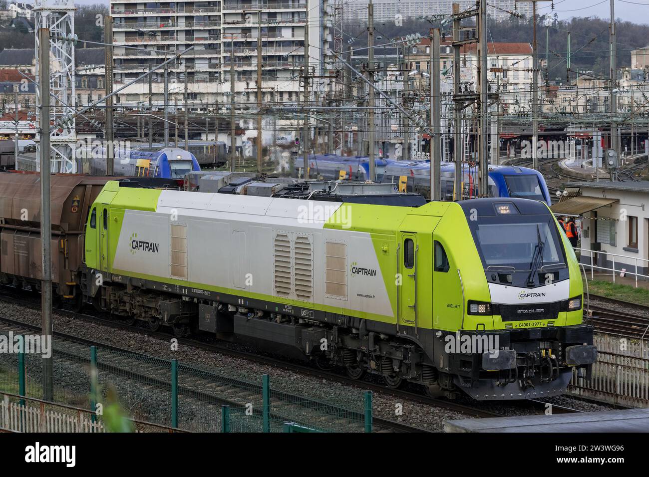 Nancy, Frankreich - Weiße und grüne Diesellokomotive Stadler EURO 4001 über den Bahnhof Nancy. Stockfoto