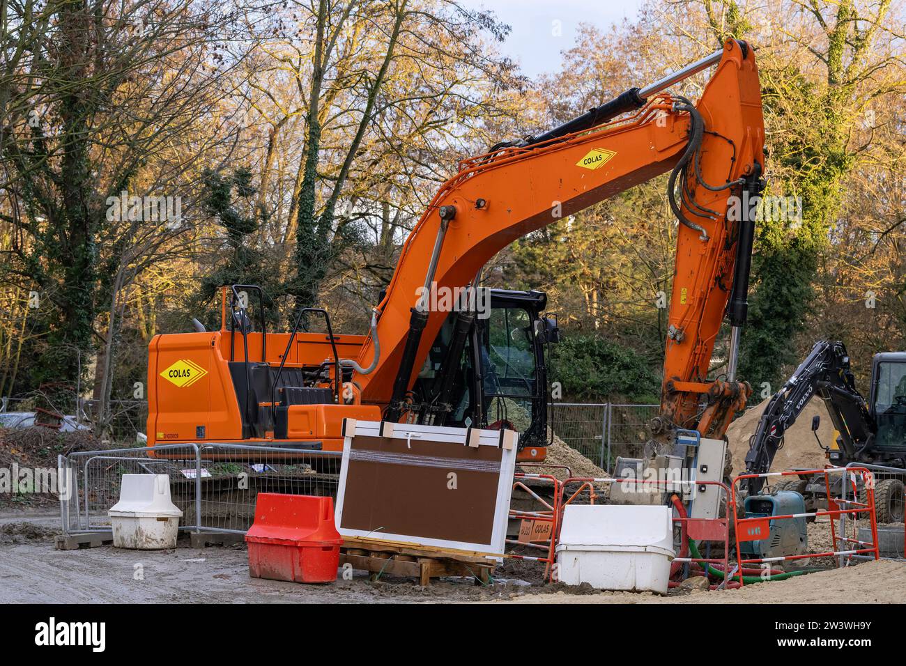Nancy, Frankreich – Orange Raupenbagger CAT 323 auf der Baustelle. Stockfoto