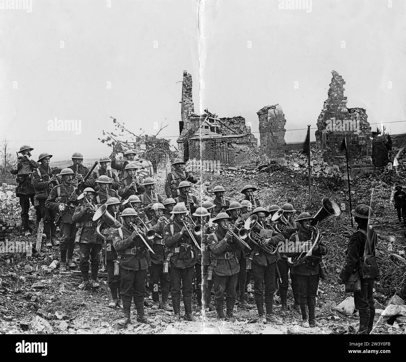 Offizielles Foto an der Britischen Westfront während des Ersten Weltkriegs, 1917–1918, mit dem Band gespielt wird Stockfoto